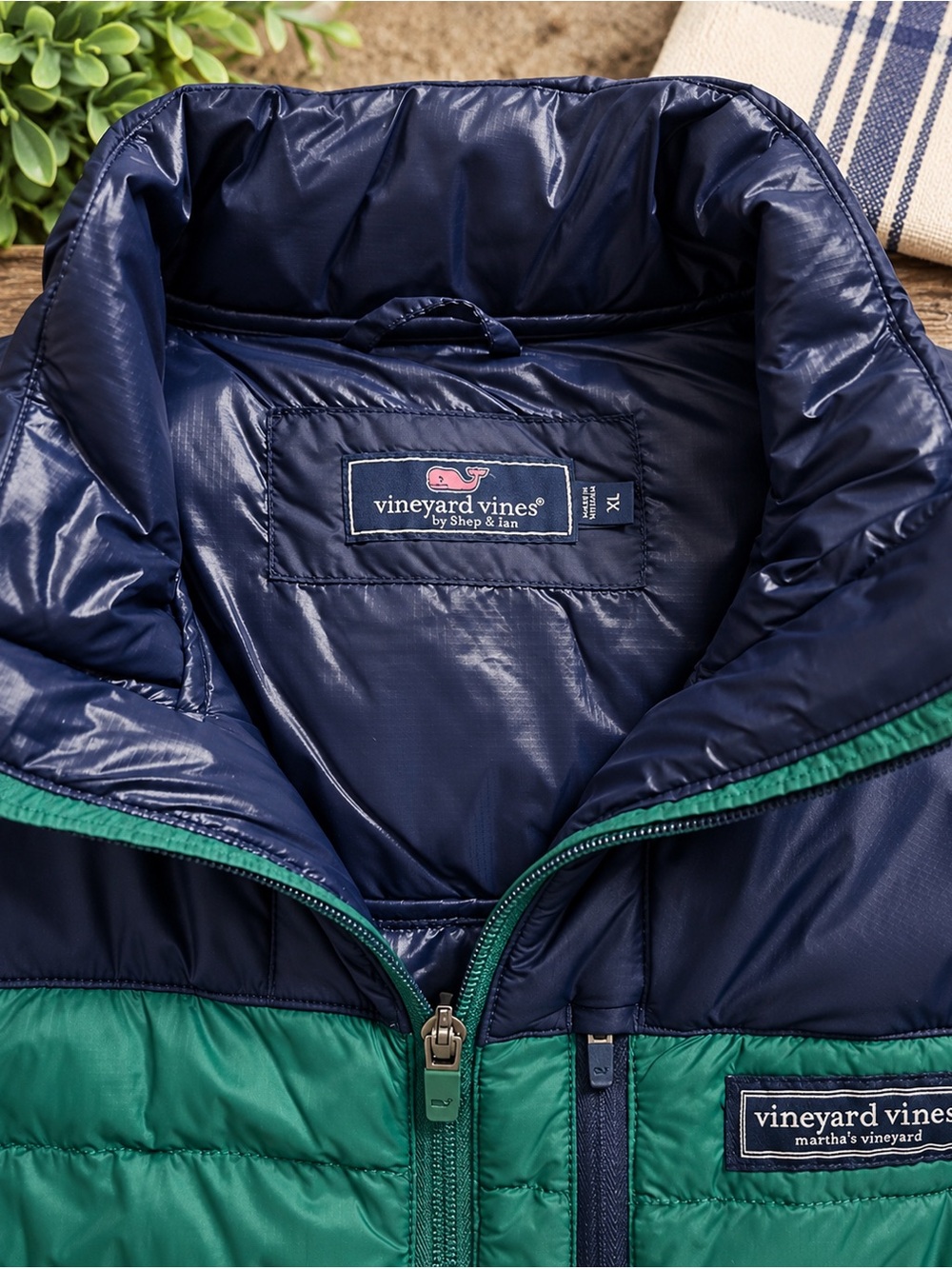 Vineyard Vines Men’s Puffer Vest XL Navy Green Quilted Full Zip NWOT - Picture 3 of 3